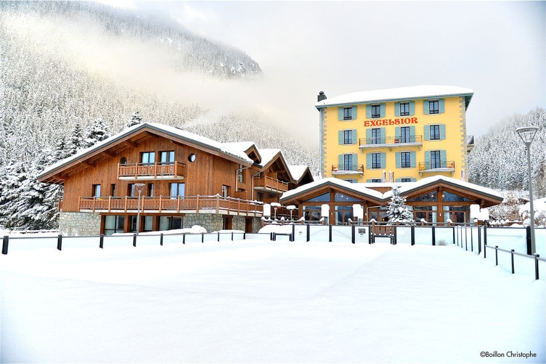 Excelsior Chamonix Hotel & Spa - A hotel with a yellow building in the snow.